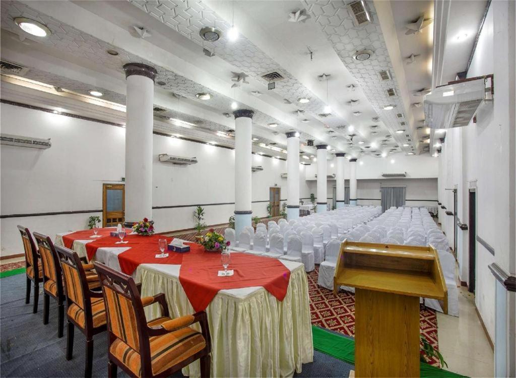 Hotel Agrabad Читагонг Екстериор снимка